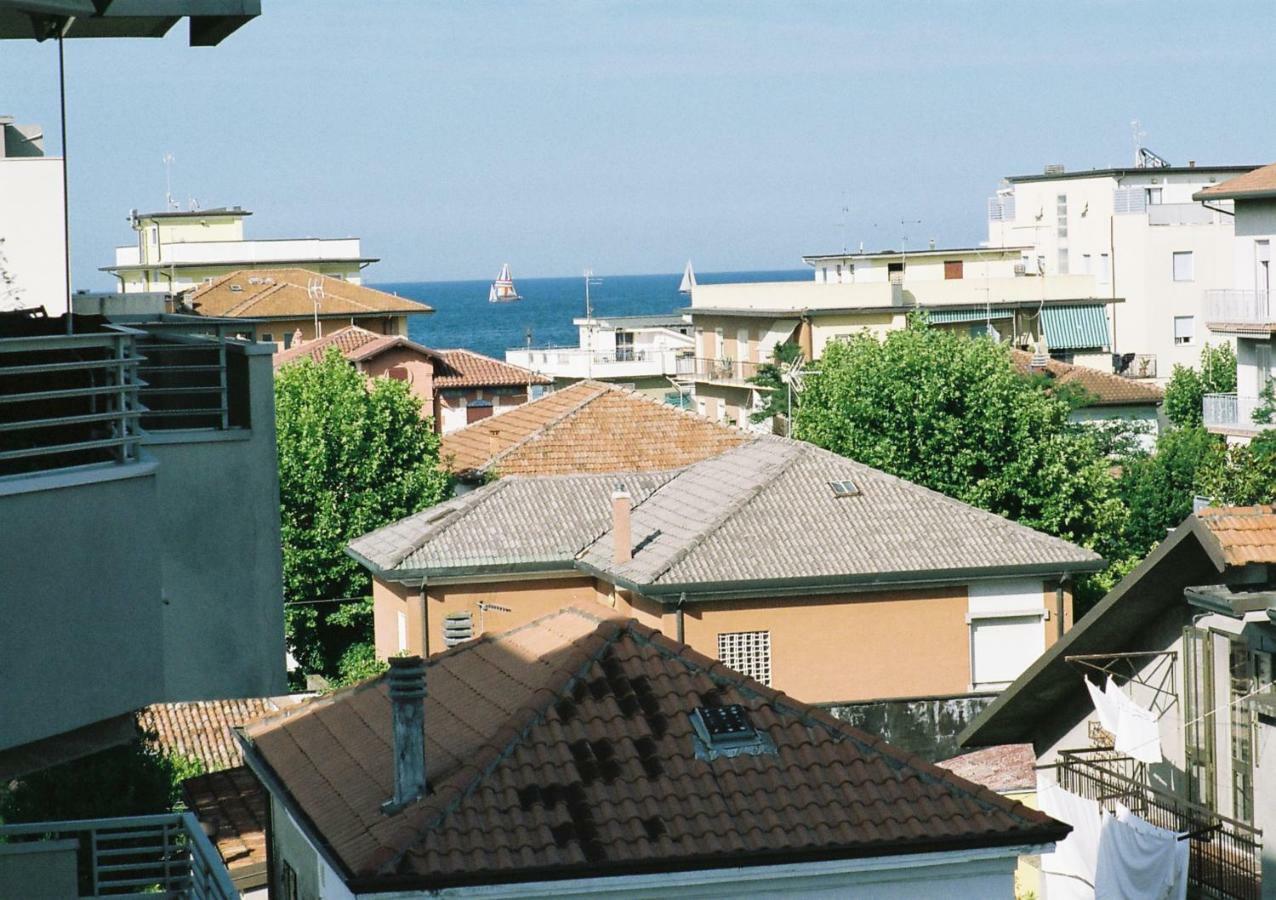 Domus Maris Viserba: Beachfront Stay Near Rimini Fairgrounds Exterior photo