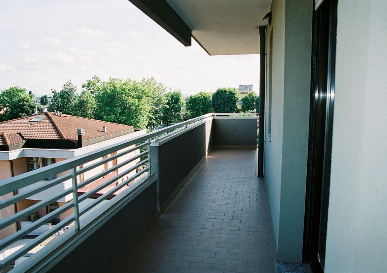 Domus Maris Viserba: Beachfront Stay Near Rimini Fairgrounds Exterior photo
