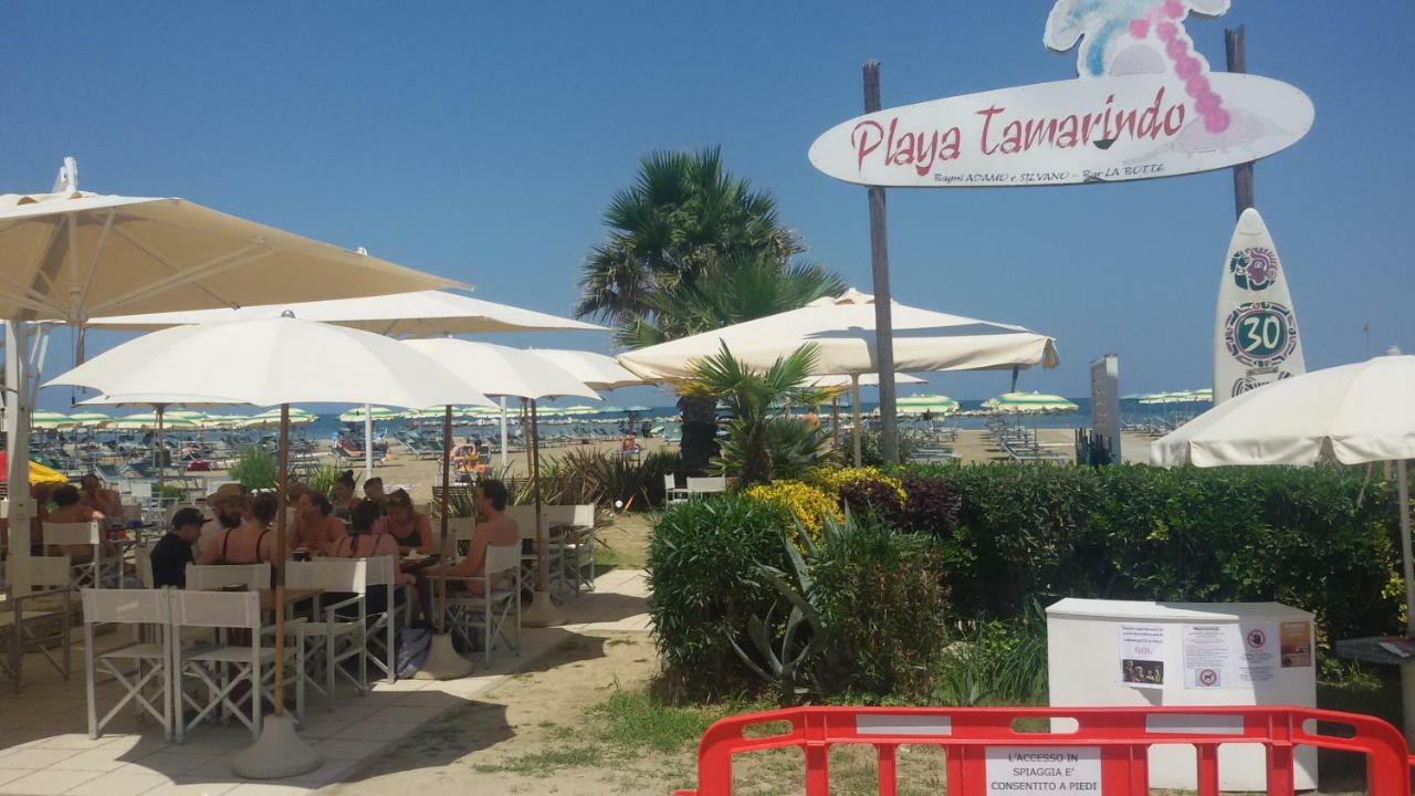 Domus Maris Viserba: Beachfront Stay Near Rimini Fairgrounds Exterior photo